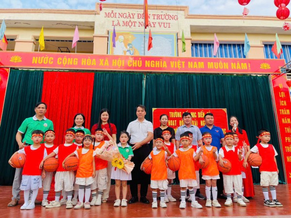 Trẻ 5 tuổi đi tham quan trường tiểu học.